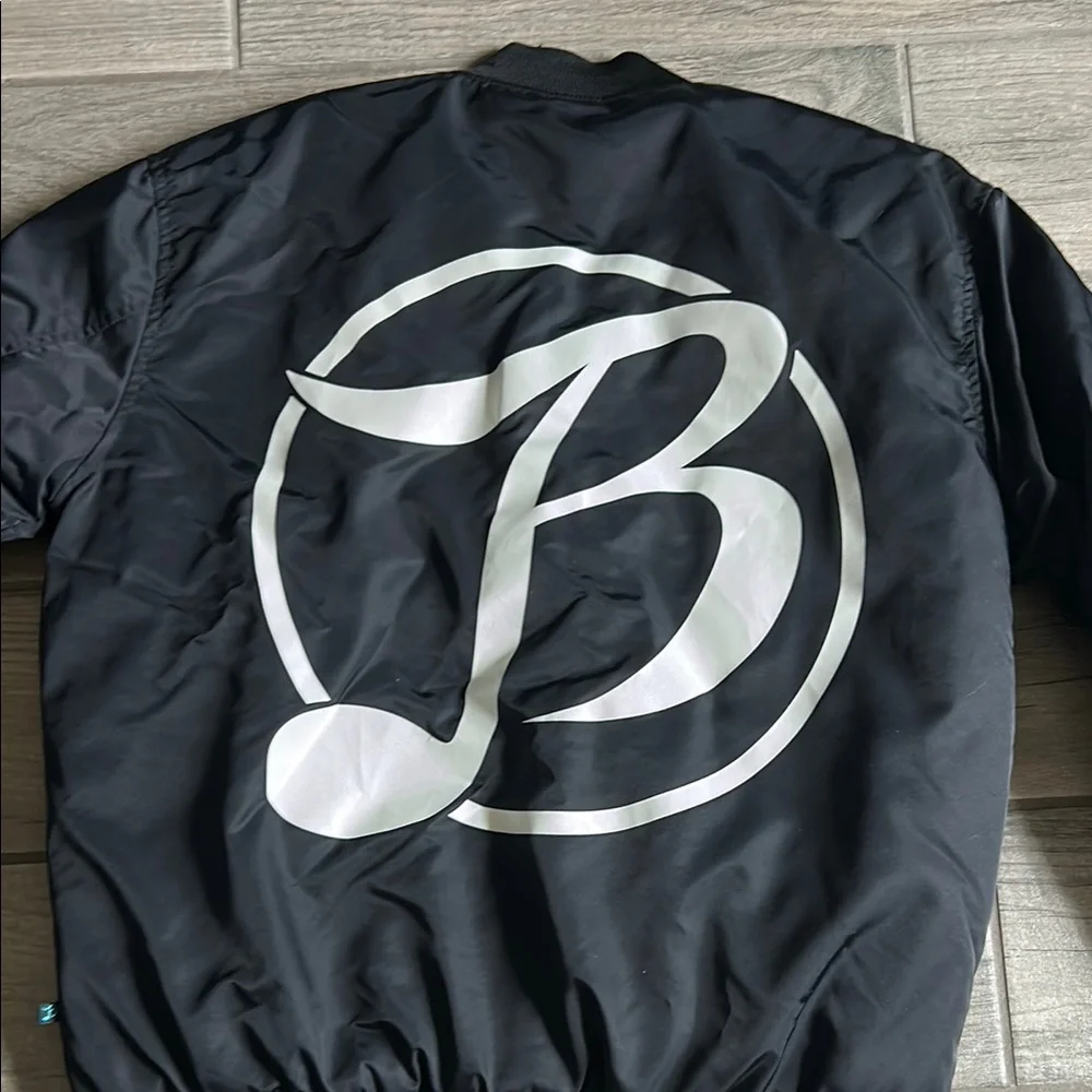 Black Puffer Jacket with Ribbed Cuffs and Water-Resistant Finish - Picture 6 of 7